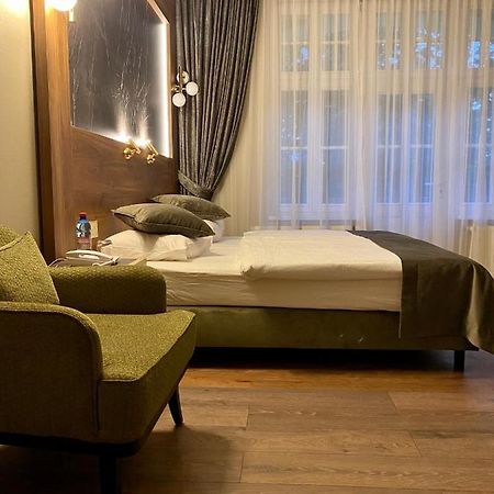 Pensjonat - Restauracja Zolty Domek Szczecinek Exteriör bild