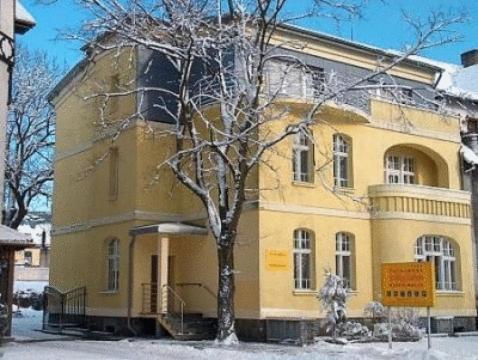 Pensjonat - Restauracja Zolty Domek Szczecinek Exteriör bild