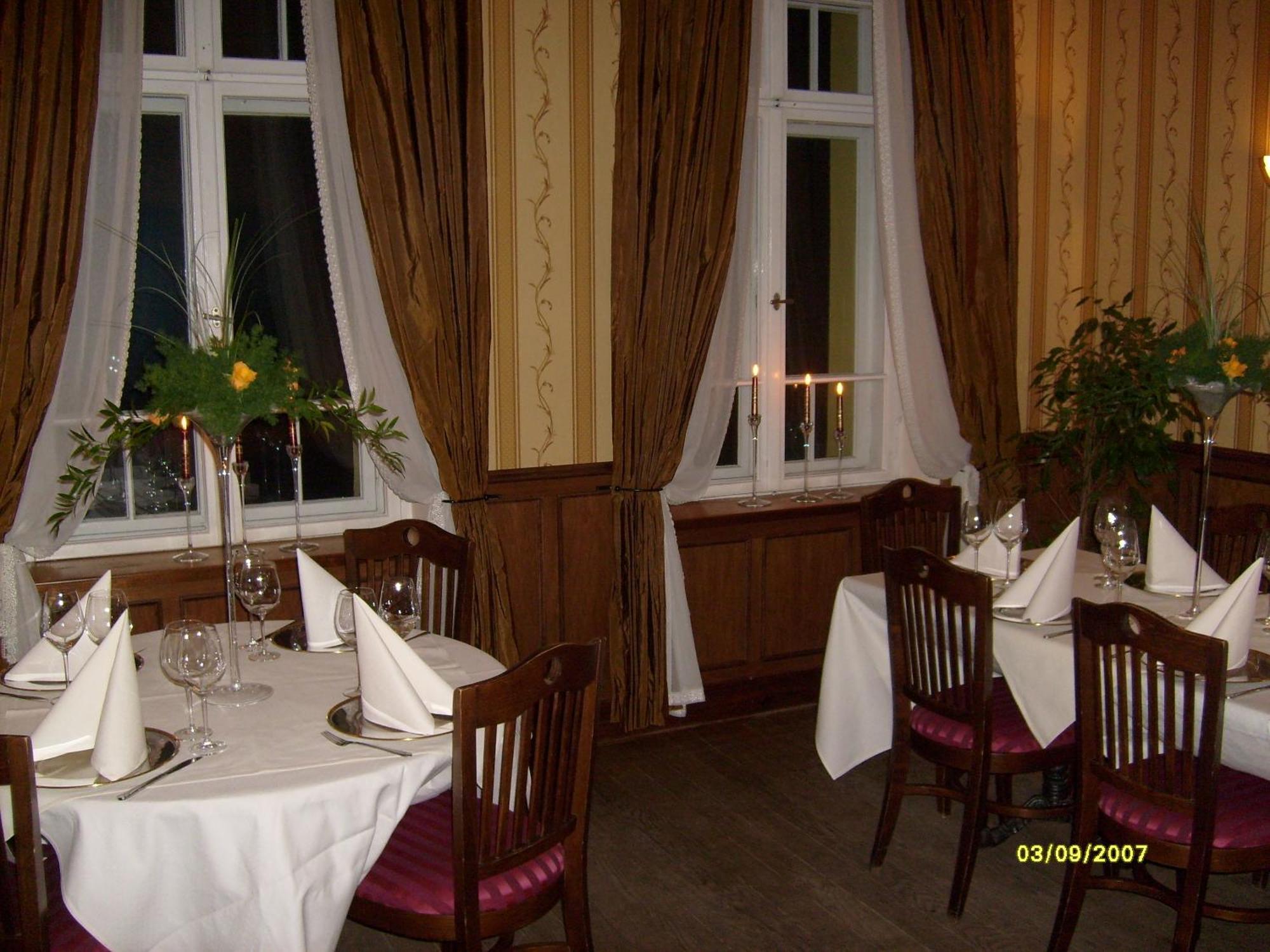 Pensjonat - Restauracja Zolty Domek Szczecinek Exteriör bild