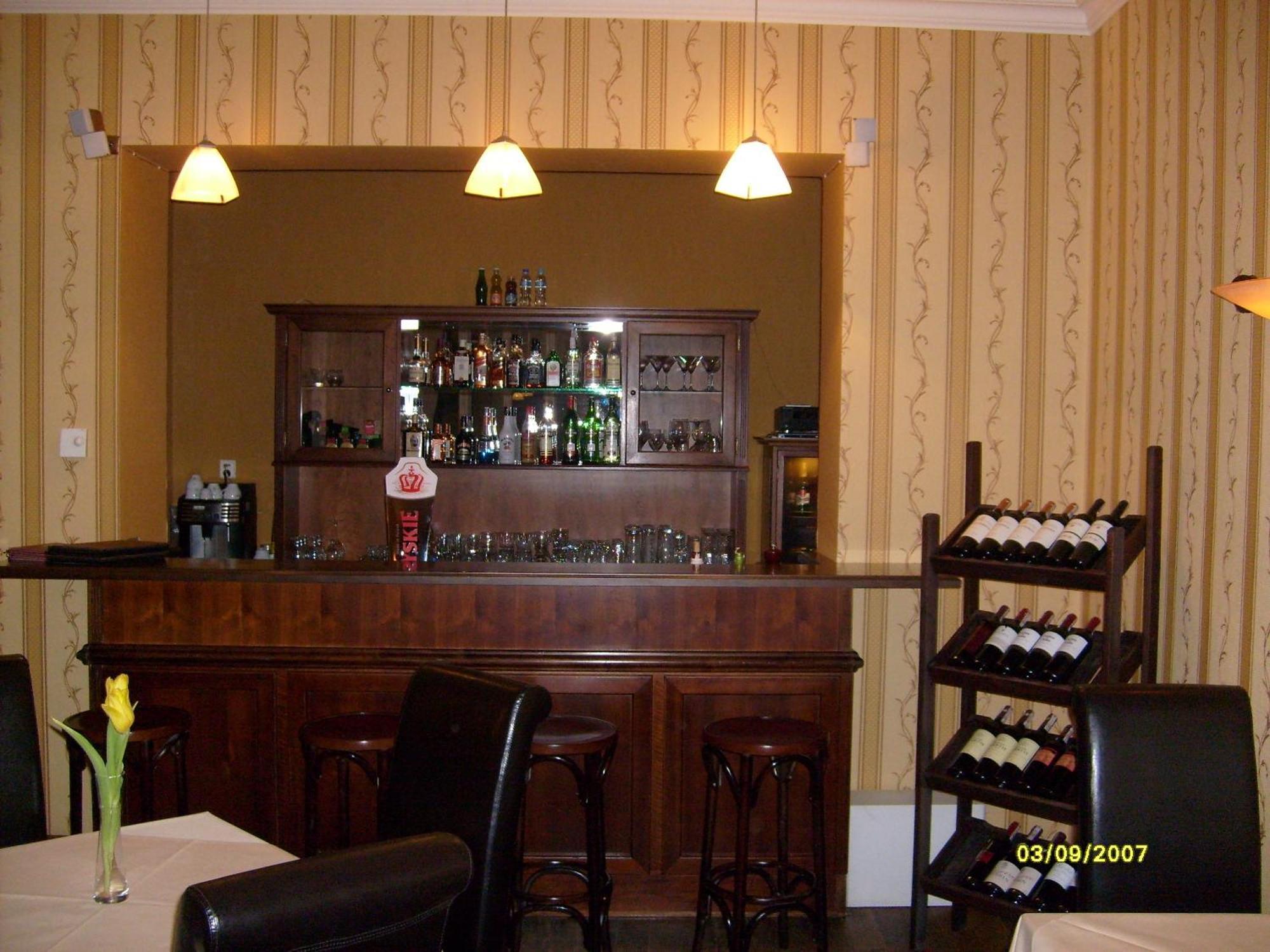 Pensjonat - Restauracja Zolty Domek Szczecinek Exteriör bild