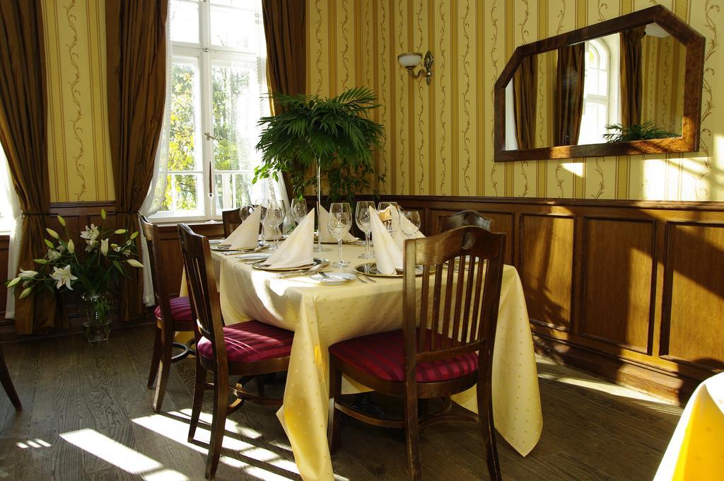 Pensjonat - Restauracja Zolty Domek Szczecinek Exteriör bild