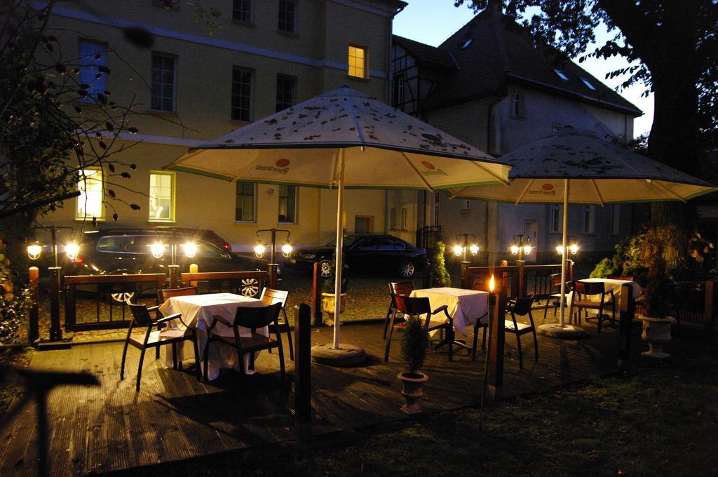 Pensjonat - Restauracja Zolty Domek Szczecinek Exteriör bild
